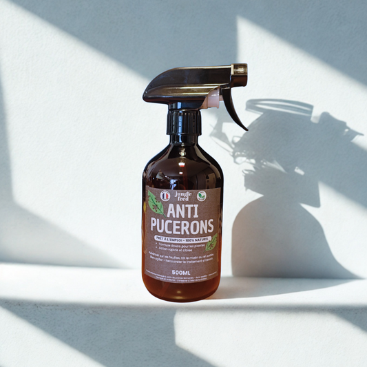 Bouteille de 500 ml d'Anti-Pucerons Jungle Feed, un traitement 100% naturel et biologique prêt à l'emploi pour les plantes. Le produit est mis en scène à côté de plantes saines.