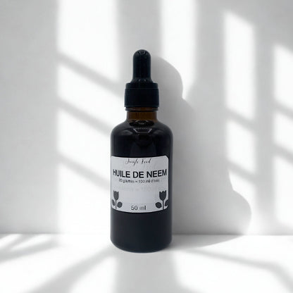 Bouteille d'huile de neem 50ml de la marque Jungle Feed. Huile végétale pure, pressée à froid, utilisée pour les soins de la peau, des cheveux ou pour les plantes.