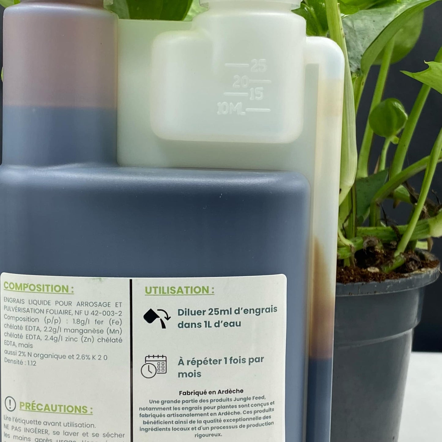 Produit de jardinage urbain : un engrais liquide pour plantes d'intérieur, présenté dans un flacon de 250ml, idéal pour les plantes rares et les feuillages luxuriants.