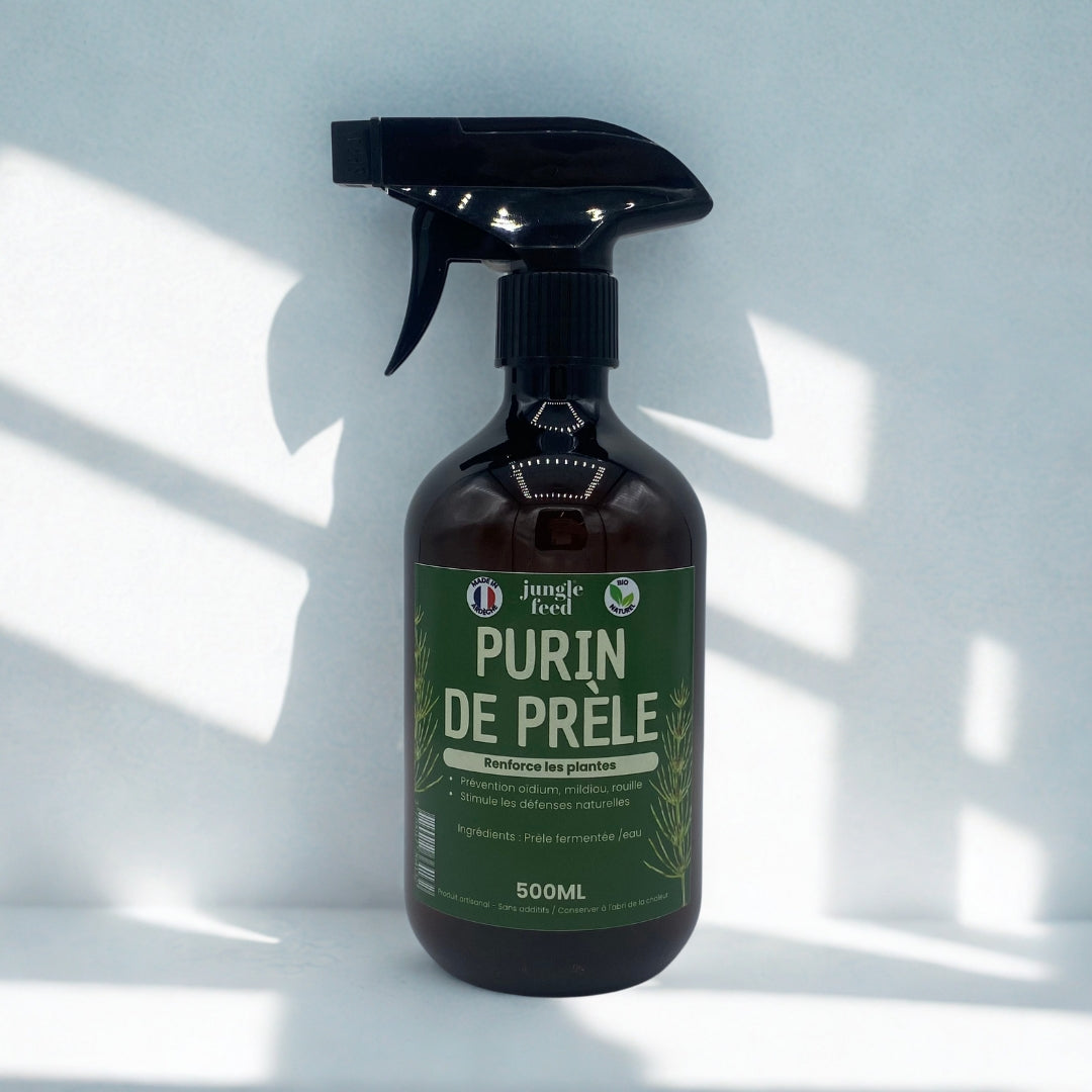 Bouteille de 500 ml de Purin de Prêle, un produit biologique pour le jardin, posée à côté de plantes. Ce traitement naturel préventif aide à lutter contre les maladies des plantes et les champignons comme le mildiou.