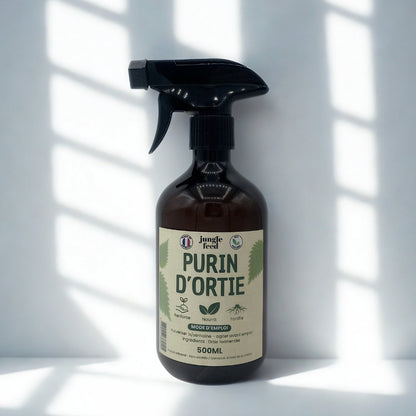 Une bouteille du produit "Jungle Feed Purin d'Ortie", posée sur un fond blanc avec des ombres de persiennes en arrière-plan. La bouteille est foncée et opaque et le nom du produit est bien visible sur l'étiquette.